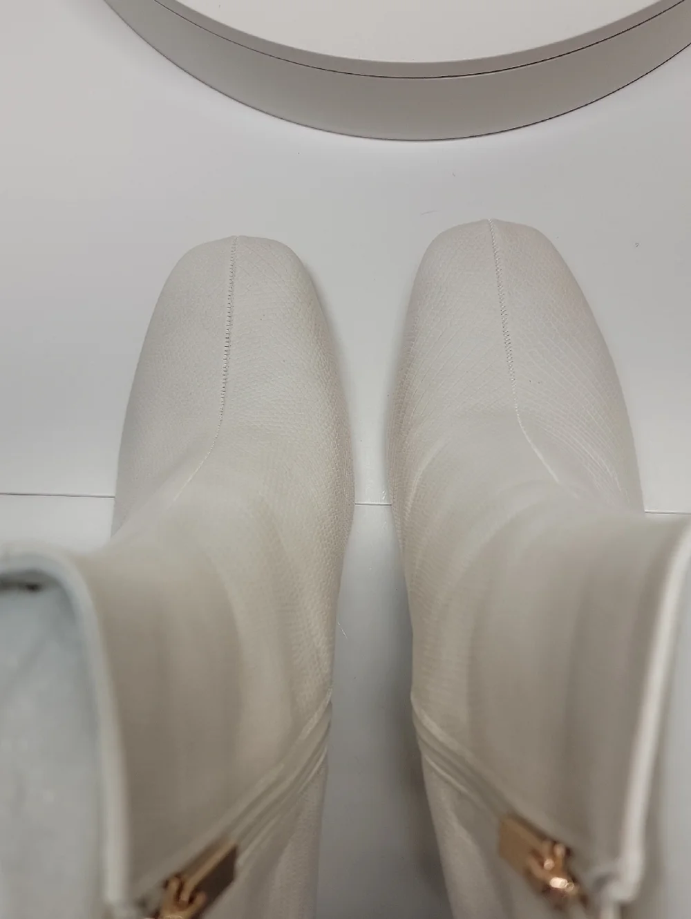 JOURNEE COLLECTION -NEW IN BOX- WHITE LIZARD EMBOSSED BOOTIE Sz 9.5